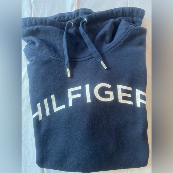 Tommy Hilfiger ladies hoodie and sunglasses - Picture 2 of 6